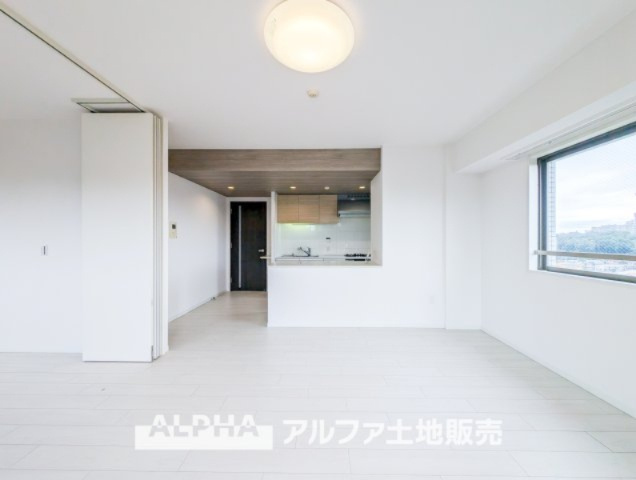 レーベンハイム多摩聖ヶ丘の居間・リビング|【Livingroom】
◆爽やかな空間◆窓をあけるとリビングに通り抜ける清々しく心地よい冷涼なそよ風がこの空間を涼しくしてくれる。風通しの良さは人にとっても家にとっても健康的で気持ちいいものです。