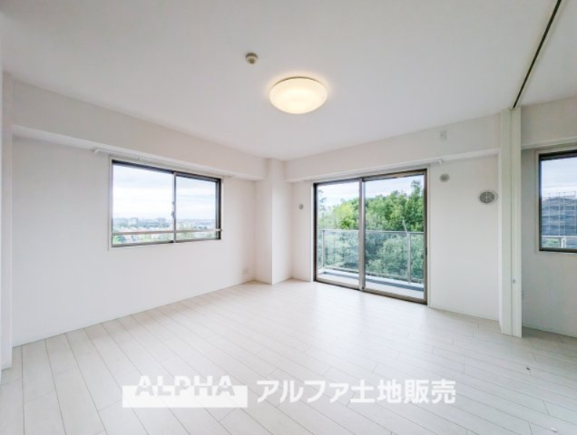 レーベンハイム多摩聖ヶ丘の居間・リビング|【Living room】
◆時を忘れる場所◆ここにはみんなが集い、食事と楽しい会話が始まる。話に夢中になりすぎて、ついつい時を忘れ夜半過ぎになってしまう。そんな束の間の幸せを感じさせてくれる場所。