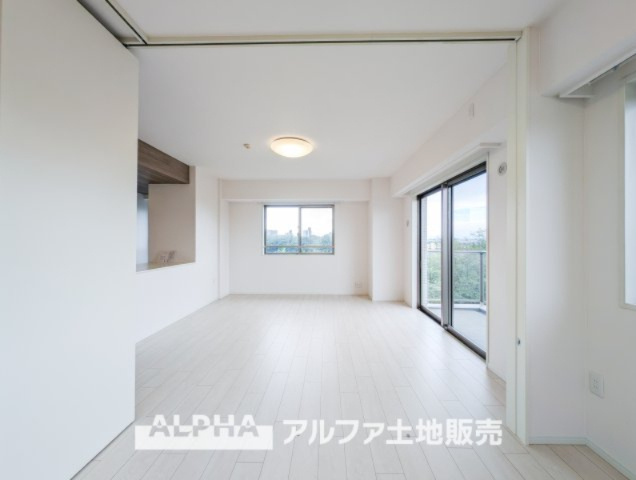 レーベンハイム多摩聖ヶ丘の居間・リビング|【Comfortable living】
◆居心地のいい暮らし◆には欠かせない眩い採光。ゆったりとした幅の窓からこの空間に降り注ぐ採光が絶えない。明るいリビングこそ居心地のいい暮らしが待っていると思う