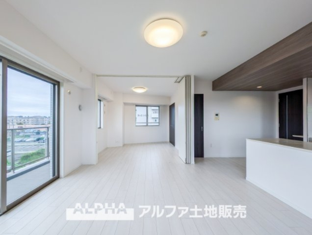 レーベンハイム多摩聖ヶ丘の居間・リビング|【Space of cure】
◆癒しの空間◆室内構成に拘り採光とセンスを散りばめた空間。それは『柔らかさ』に似た素敵な居場所。そこに暮らす人のことを考えつくり出したものは『癒し』という心地よい居場所