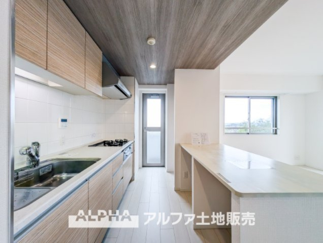 レーベンハイム多摩聖ヶ丘のキッチン|【Kitchen counter】
◆カウンターテーブル◆友達を呼んでちょっとしたホームパーティーをする時、作りたての料理を出したい。そんな時カウンターに料理をのせ一緒手伝ってもらう時間も楽しい。