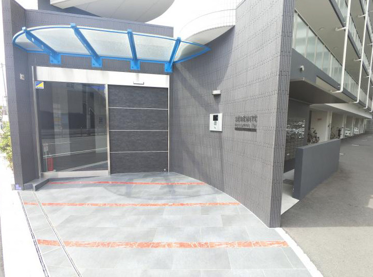 セレニテ福島プリエのエントランス