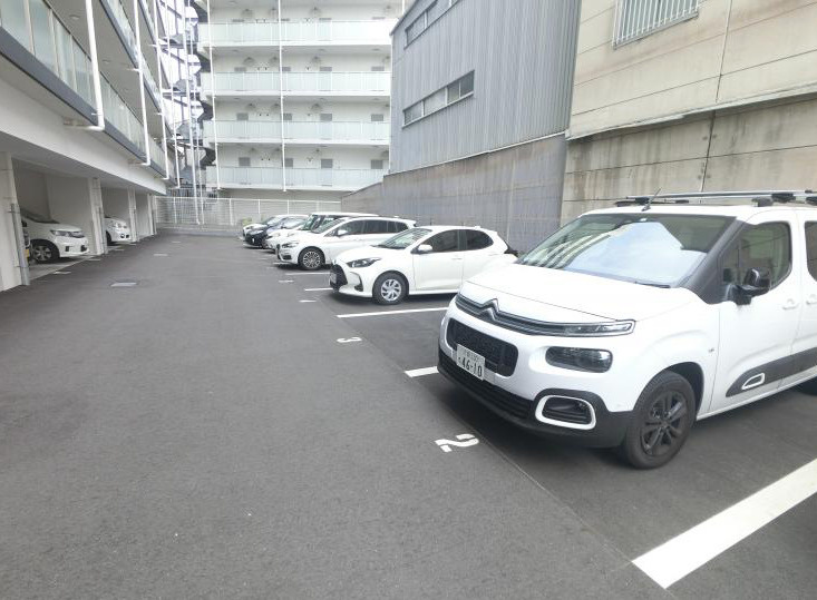 セレニテ福島プリエの駐車場