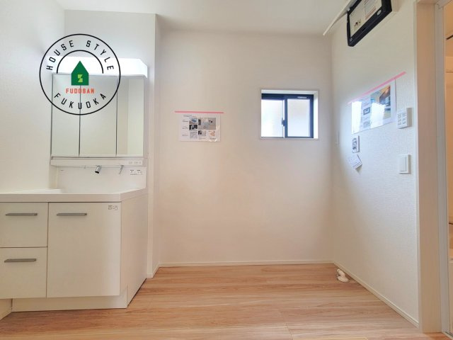 糟屋郡須恵町上須恵第25-2棟（3号棟）の内観：施工例|ゆとりの洗面スペースで朝の身支度もスムーズに。暮らしを快適に変えるシャワー付洗面台です！