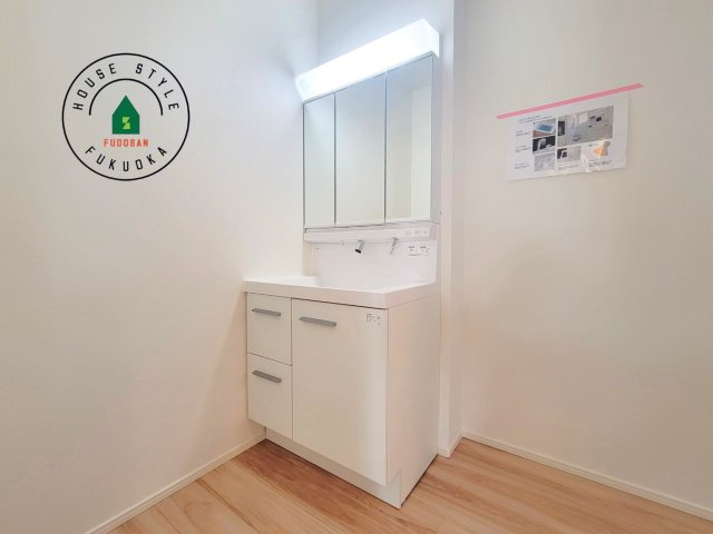 糟屋郡須恵町上須恵第25-2棟（3号棟）の内観：施工例|毎日使うものだから清潔な空間を保ちたい水回り。洗面にはそんな願いを解消させてくれる収納アイデアが満載です。三面鏡の裏側にはキャビネットが現れ小物から背の高い物まで収納できます。