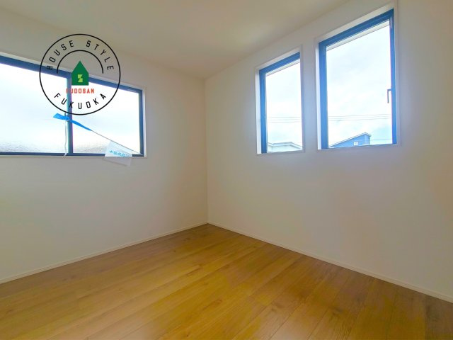 糟屋郡須恵町上須恵第25-2棟（3号棟）の内観：施工例|落ち着いた色調の洋室です。