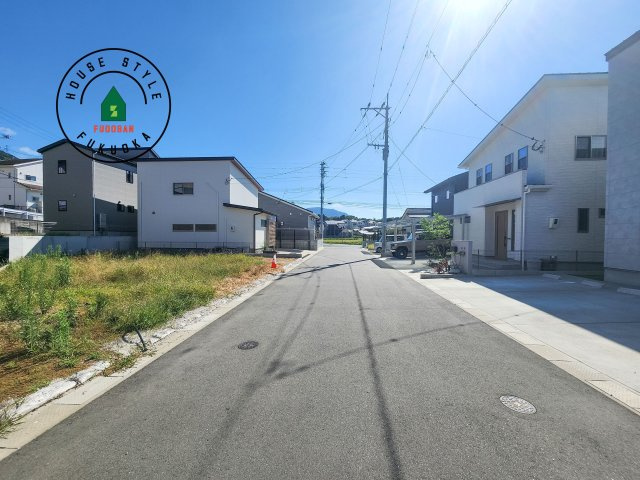 糟屋郡須恵町上須恵第25-2棟（3号棟）の前面道路含む現地写真|前面道路は閑静な住宅地をはしる車通りの少ない道路。お車の出し入れが苦手なママや小さなお子様にも安心ですね。しっかり舗装もされているので、ベビーカーや自転車で通っても快適に通行できます。
