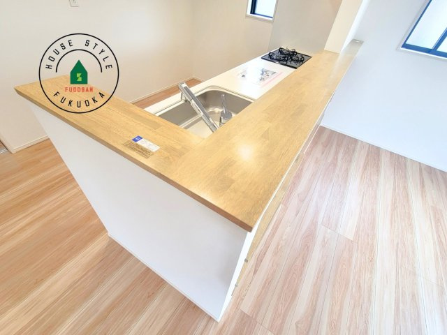 糟屋郡須恵町上須恵第25-2棟（3号棟）の内観：施工例|キッチンから立ち込める香りが今日の料理を期待させます。