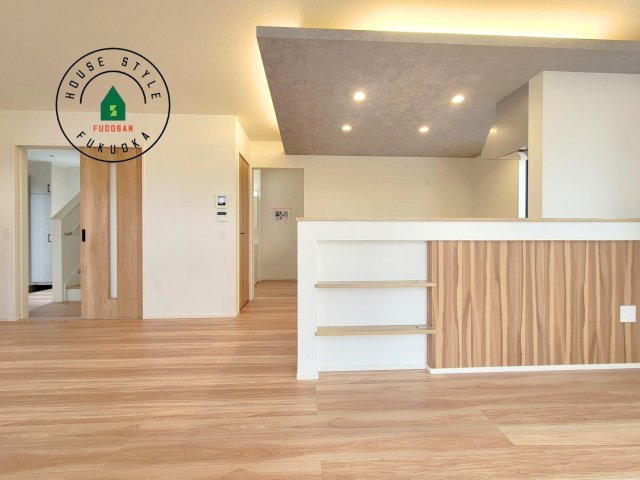 糟屋郡須恵町上須恵第25-2棟（3号棟）の内観：施工例|ご家族を近くに感じられる対面キッチンのLDK。会話もはずみそうですね。