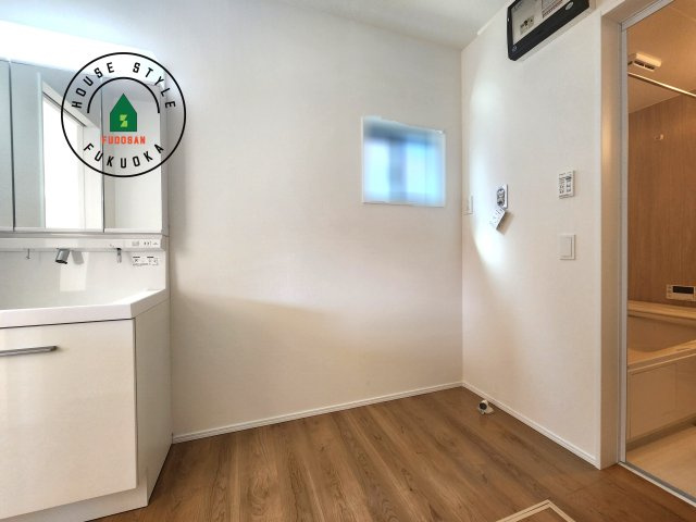 糟屋郡須恵町上須恵第25-2棟（4号棟）の内観：施工例|ゆとりの洗面スペースで朝の身支度もスムーズに。暮らしを快適に変えるシャワー付洗面台です！