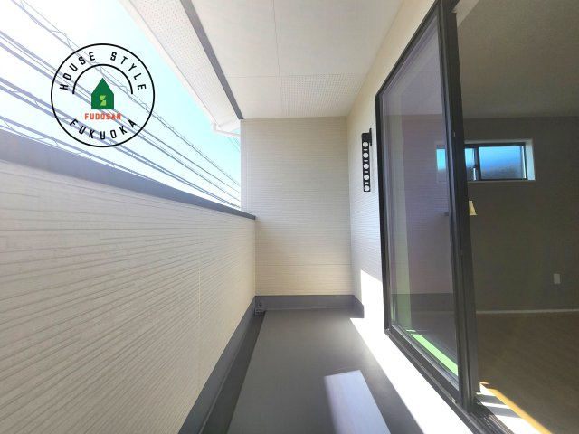 糟屋郡須恵町上須恵第25-2棟（4号棟）の外観：施工例|風をしっかりと感じられるバルコニーでは、毎日が洗濯日和です。広々としているので洗濯も楽しくなるでしょうし、気分転換にバルコニーからの眺めを楽しむのもいいでしょう。