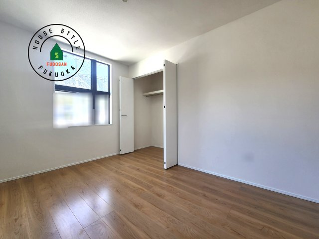 糟屋郡須恵町上須恵第25-2棟（4号棟）の内観：施工例|落ち着いた色調の洋室です。