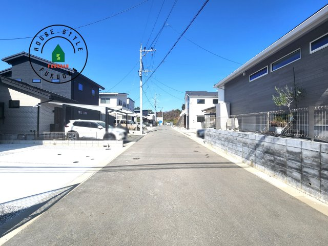 糟屋郡須恵町上須恵第25-2棟（4号棟）の前面道路含む現地写真|前面道路は閑静な住宅地をはしる車通りの少ない道路。お車の出し入れが苦手なママや小さなお子様にも安心ですね。しっかり舗装もされているので、ベビーカーや自転車で通っても快適に通行できます。