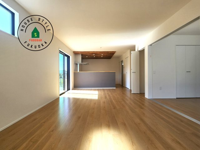 糟屋郡須恵町上須恵第25-2棟（4号棟）の内観：施工例|ご家族を近くに感じられる対面キッチンのLDK。会話もはずみそうですね。