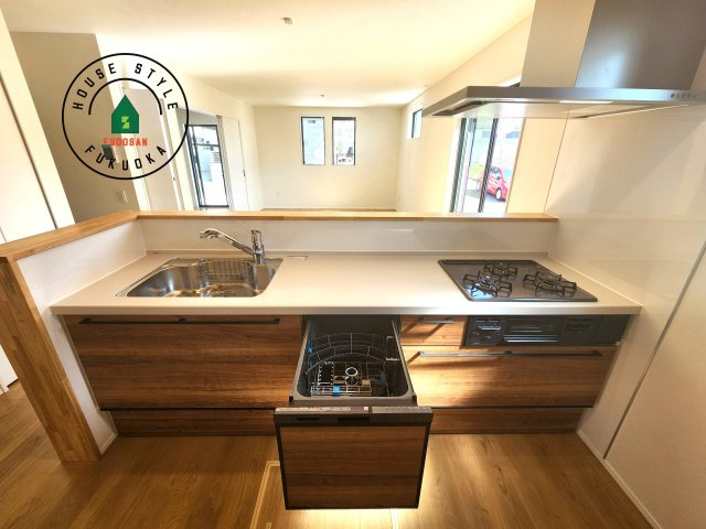 糟屋郡須恵町上須恵第25-2棟（4号棟）の内観：施工例|キッチン。グリル・食器洗い乾燥機・浄水器も完備。