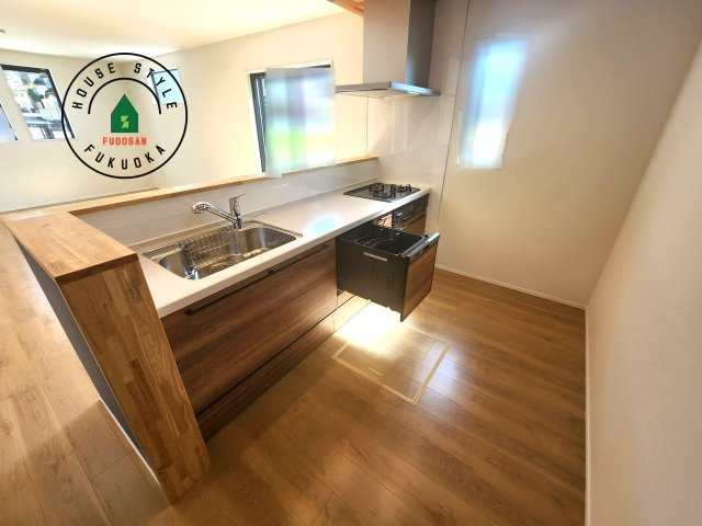 糟屋郡須恵町上須恵第25-2棟（4号棟）の内観：施工例|ダイニングテーブルへの配膳がラクラク、お料理はかどるカウンター付きシステムキッチン！