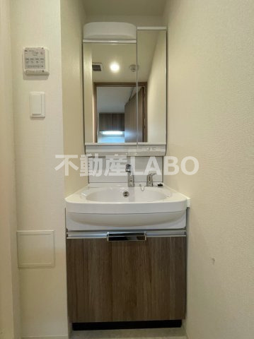 グランカリテ九条南の洗面所|奇数階の色味はパノラマ画像をご参照ください。