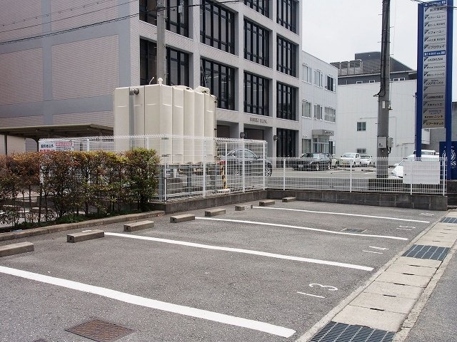 メゾンソレイユの駐車場