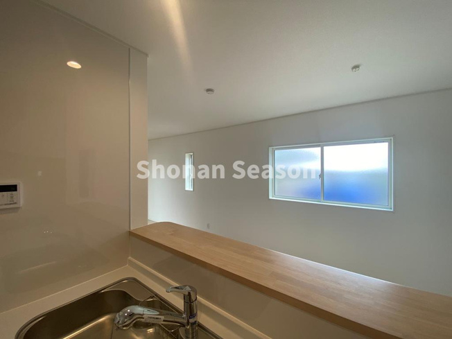 【居間・リビング】 | 対面式キッチンで、お料理中でもご家族との会話が弾みます♪