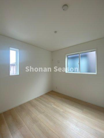 【洋室】 | ２面採光で、室内には明るい光が差し込みます☆