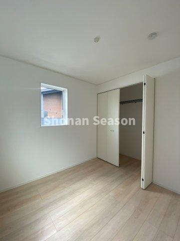 【洋室】 | 全室収納つきで、増えがちな学習用具・衣類や、季節家電なども、各部屋に収納でき便利ですよ。