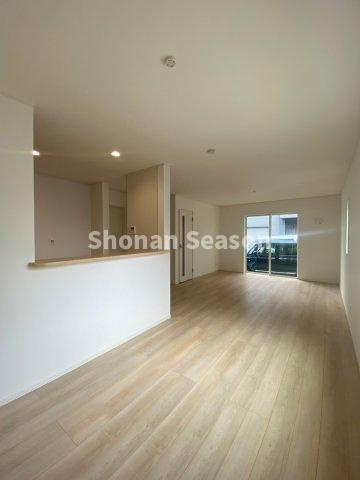 【居間・リビング】 | 18.2帖のリビングはご家族でゆったりと過ごすことができますね♪