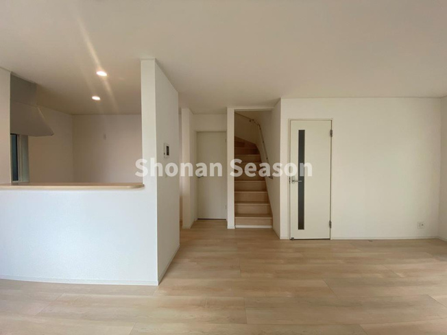 【居間・リビング】 | 人気のリビングイン階段の造りでご家族のコミュニケーションの機会が増えますね♪