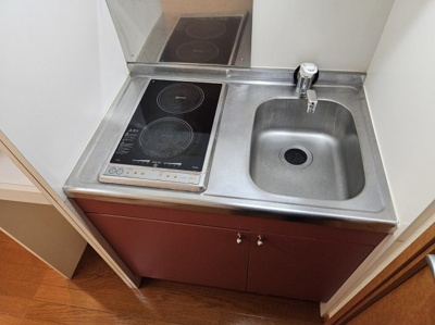 【キッチン】 | レオパレスウェル春日 | 備品や設備仕様は号室等により異なります現地をご確認下さい。