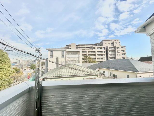 大田区西六郷1丁目　新築戸建　残1棟のバルコニー|大きな空に包まれて、太陽の光をたっぷりと浴びながら過ごす毎日は、自然と家族の笑顔で溢れます。（B号棟）
現地ご見学希望・資料請求などお気軽にお問い合わせ下さい！
03-5990-5201