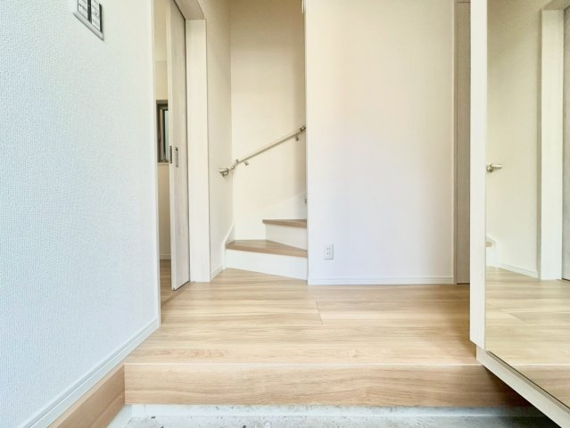 大田区西六郷1丁目　新築戸建　残1棟の玄関|玄関横にはシューズボックスがついているため、片付いた玄関がキープできます！（B号棟）
現地ご見学希望・資料請求などお気軽にお問い合わせ下さい！
03-5990-5201
