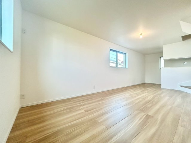 大田区西六郷1丁目　新築戸建　残1棟の居間・リビング|ご家族が自然と集まり会話が弾む、笑顔を育む明るい居住空間です。（B号棟）
現地ご見学希望・資料請求などお気軽にお問い合わせ下さい！
03-5990-5201