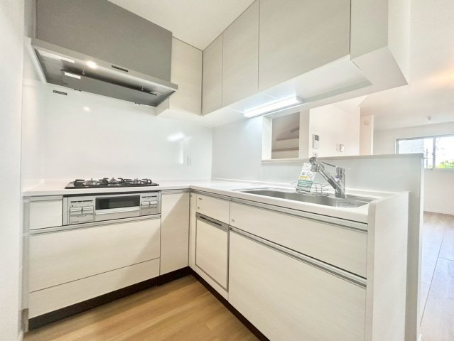 大田区西六郷1丁目　新築戸建　残1棟のキッチン|使いやすいＬ字型のキッチン！移動距離が少ないのがポイント。（B号棟）
現地ご見学希望・資料請求などお気軽にお問い合わせ下さい！
03-5990-5201