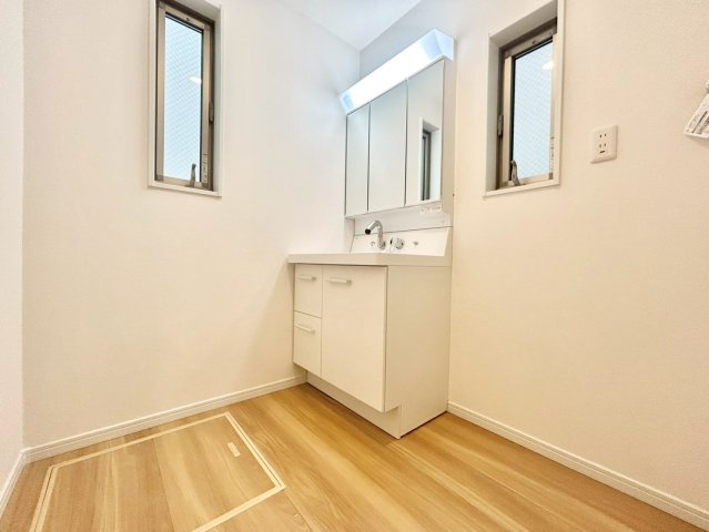 大田区西六郷1丁目　新築戸建　残1棟の独立洗面台|清潔感のあるプライベート空間は、身だしなみチェックやお肌のお手入れに最適です。（B号棟）
現地ご見学希望・資料請求などお気軽にお問い合わせ下さい！
03-5990-5201