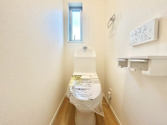大田区西六郷1丁目　新築戸建　残1棟のトイレ|ウォシュレット付きのトイレはいつも快適！（B号棟）
現地ご見学希望・資料請求などお気軽にお問い合わせ下さい！
03-5990-5201