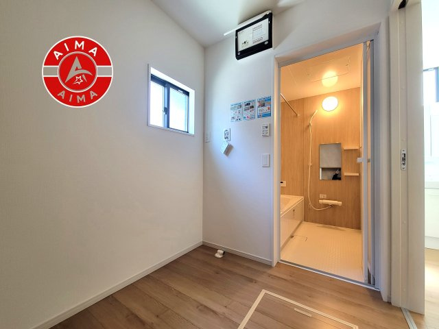 福岡市東区三苫2丁目第6-3棟(1号棟)の脱衣所|ゆとりの洗面スペースで朝の身支度もスムーズに。暮らしを快適に変えるシャワー付洗面台です！