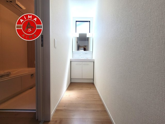 福岡市東区三苫2丁目第6-3棟(1号棟)の独立洗面台|毎日使うものだから清潔な空間を保ちたい水回り。洗面にはそんな願いを解消させてくれる収納アイデアが満載です。三面鏡の裏側にはキャビネットが現れ小物から背の高い物まで収納できます。