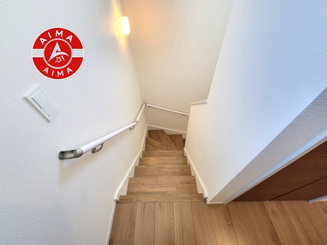 福岡市東区三苫2丁目第6-3棟(1号棟)の内装|＜手すり付階段＞手すりがないと階段の昇り降りで危険なことはもちろん、壁に手をつきながら歩くことで壁紙が汚れやすくなります。すべての方に快適に昇り降りしていただくため、手すりを設置しました。