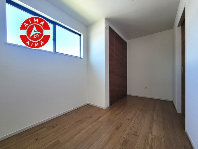 福岡市東区三苫2丁目第6-3棟(1号棟)の子供部屋|柔らかい陽光が差し込む明るいお部屋を演出する設計。彩光の取れる窓が気持ちの良いお部屋を創り上げます。