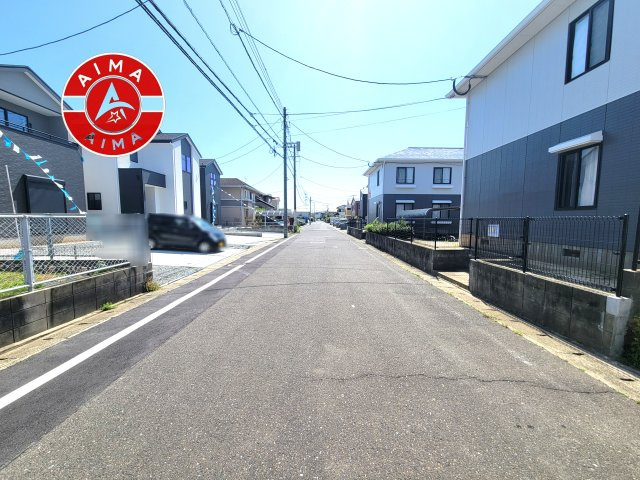 福岡市東区三苫2丁目第6-3棟(1号棟)の前面道路含む現地写真|前面道路は閑静な住宅地をはしる車通りの少ない道路。お車の出し入れが苦手なママや小さなお子様にも安心ですね。しっかり舗装もされているので、ベビーカーや自転車で通っても快適に通行できます。