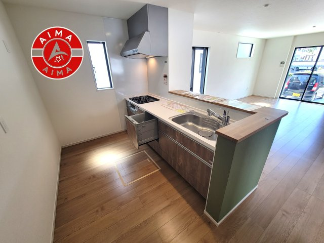 福岡市東区三苫2丁目第6-3棟(1号棟)のキッチン|ダイニングテーブルへの配膳がラクラク、お料理はかどるカウンター付きシステムキッチン！