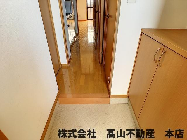 ロイヤルヒルズタワーの玄関