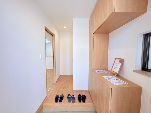 ハートフルタウンうるま市石川東恩納Ⅶ-A号棟　の玄関