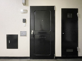 【その他共用部分】 | 皆様をお迎えする、お部屋の玄関ドア。開けやすさや開放角度、ドアノブの操作しやすさや鍵の形状などを、現地で一度ご確認ください。～即日のご見学可能～　お問合せはお気軽にどうぞ。
