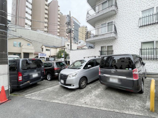 【駐車場】 | マンションの駐車場スペース。空きの有無や駐車料金、サイズ規定などについては、改めてお問い合わせください。～即日のご見学可能～　お問合せはお気軽にどうぞ。
