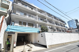 【外観】 | 手入れの行き届いた外壁やエントランスなど、「見ればわかる」レベルで清潔感を保ったマンションです。築年数を感じさせない姿で皆様をお出迎えします。～即日のご見学可能～　お問合せはお気軽にどうぞ。
