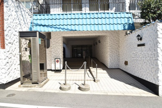【エントランス】 | オートロックを備えた、マンションのエントランス。やはりセキュリティの観点は欠かすことができません。皆様を“安全”に送り出し、出迎えてくれます。～即日のご見学可能～　お問合せはお気軽にどうぞ。
