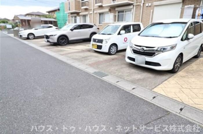 シャルマンおおたかの森の駐車場