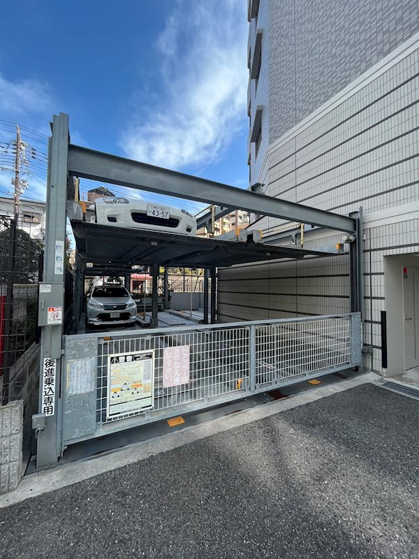 エスリード中山手県庁前の駐車場