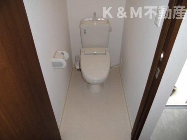 セノーテのトイレ|落ち着いた色調のトイレです