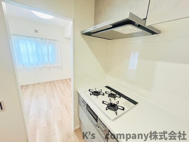 ◎藤沢市鵠沼海岸1丁目　コーポ鵠沼B棟のキッチン|三口ガスコンロでお料理の幅が広がります♪